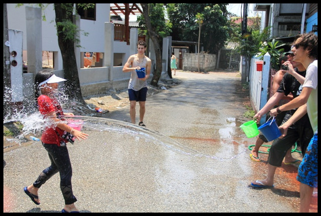 【泰國清邁】清邁潑水節Songkran Festival 世界上最大規模的水仗戰爭開打!! @小盛的流浪旅程