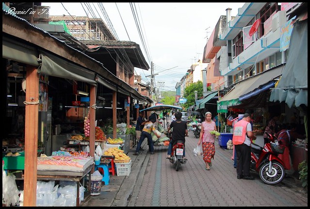【泰國清邁】Somphet Market 體會泰國傳統市場風情以及感受獨特僧侶化緣文化 @小盛的流浪旅程