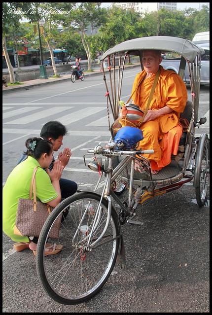 【泰國清邁】Somphet Market 體會泰國傳統市場風情以及感受獨特僧侶化緣文化 @小盛的流浪旅程