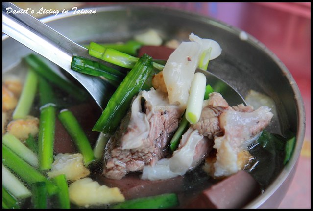 [台南東區] 蔡家豬血湯、炒米粉 俗又大碗的不平凡小吃 @小盛的流浪旅程