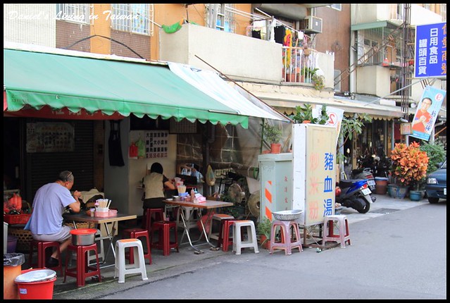 [台南東區] 蔡家豬血湯、炒米粉 俗又大碗的不平凡小吃 @小盛的流浪旅程