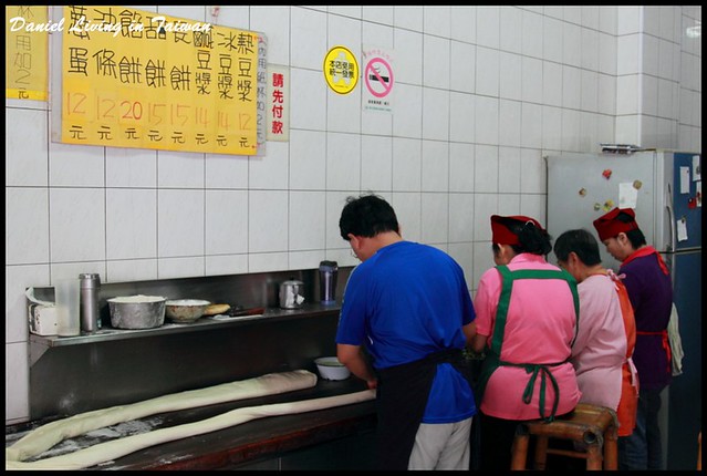 [高雄鳳山] 火車站前曹公路無名早餐店 美味燒餅滋味吸引了在地爆滿排隊人潮 @小盛的流浪旅程
