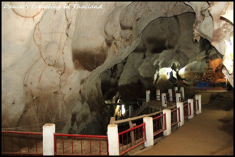 【泰國清邁】Maung on cave 探索清邁市郊驚奇的鐘乳石窟 既神聖又帶有些許詭異的神祕感的穴中廟 @小盛的流浪旅程