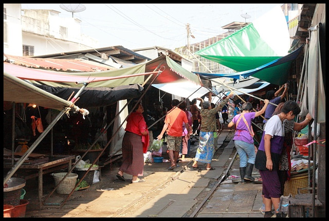 【泰國夜功】Maeklong鐵道市場 探索泰國最獨特市場 @小盛的流浪旅程